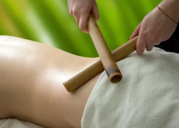 Bambuterapia: Tudo sobre a massagem que utiliza hastes de bambu